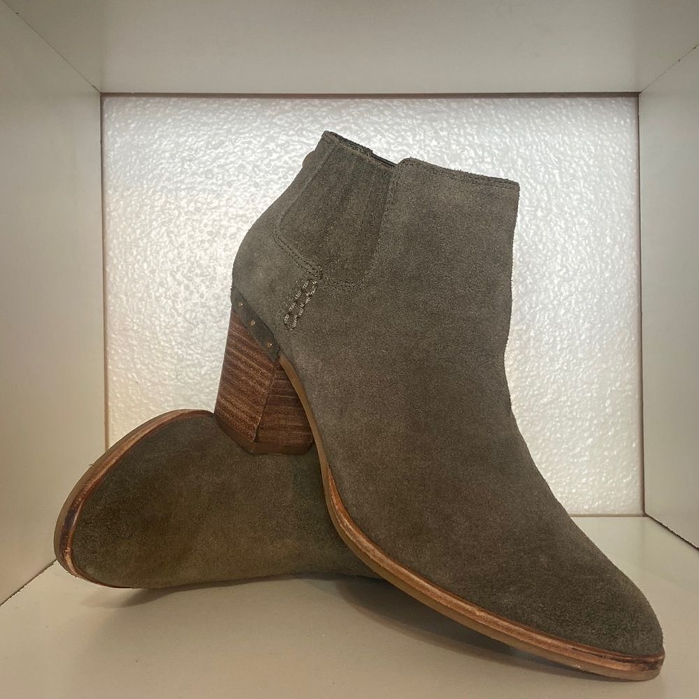 Steve Madden Suede Block Heel Ankle Boots Taupe Gray Minimalist Modern Classic